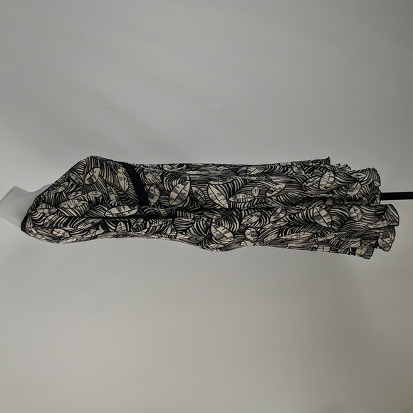 Wish Dress Size 12 Black Cream Leaf Pattern V-Neck Sheer 3/4 Bell Sleeves Midi - Picture 5 of 10